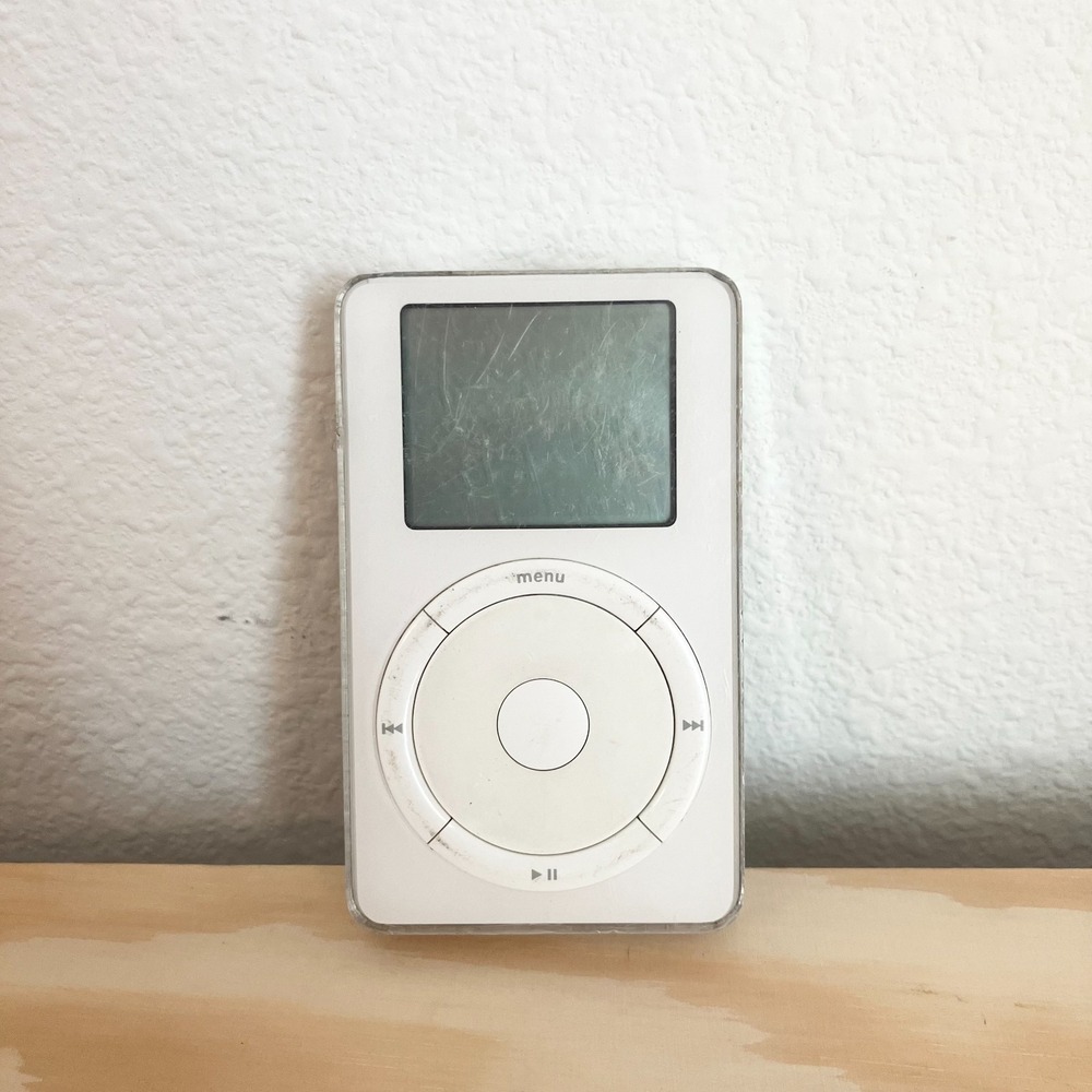 Apple iPod classic Model A1019 White (10 GB) FOR PARTS/REPAIR